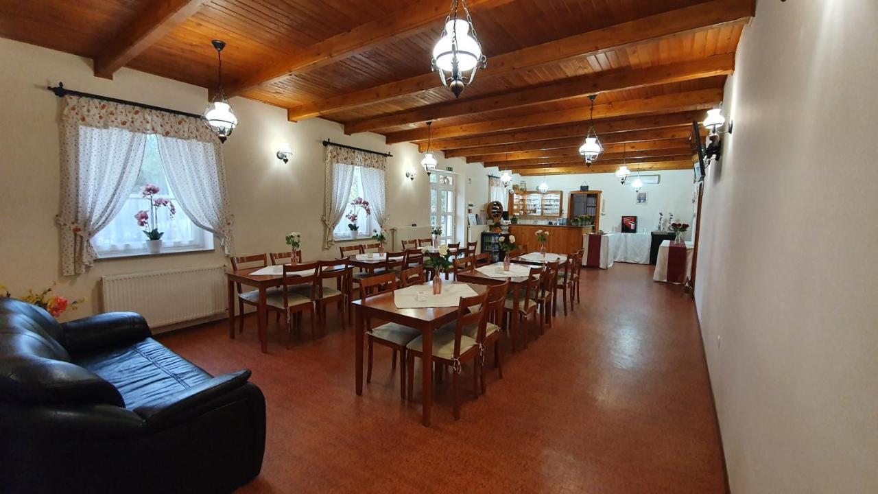 Anna Panzio Hotell Dunavarsány Exteriör bild